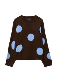 Hnedý pletený sveter s veľkými svetlomodrými bodkami. Má okrúhly výstrih a voľný strih. Jemná textúra, rebrované manžety a lem.