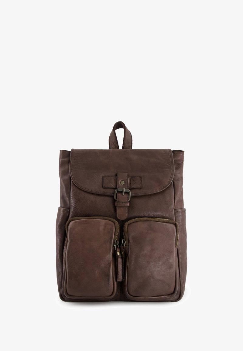 Brauner Leder-Rucksack mit zwei vorderen Reißverschluss-Taschen, einem Klappenverschluss und einem Handgriff oben. Mit strukturierten Oberflächen und bronzefarbenen Hardware-Details.