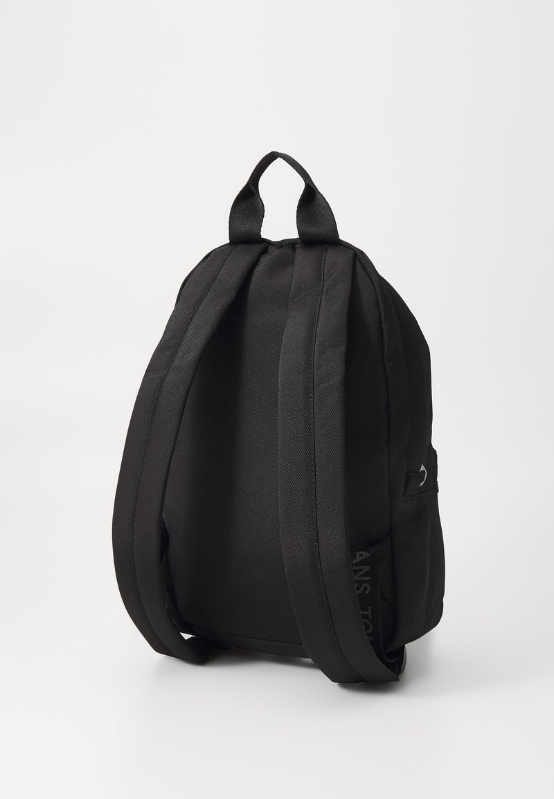 Zaino in tessuto nero con doppi spallacci regolabili, forma del corpo arrotondata e una tasca laterale esterna. Design minimalista senza decorazioni.