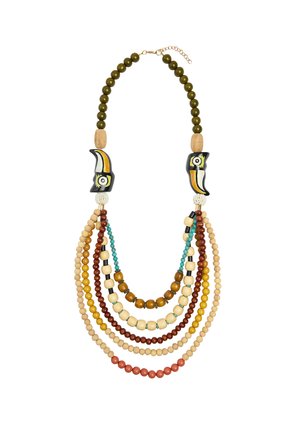 Naszyjnik z warstwowymi pasmami wielokolorowych drewnianych koralików oraz dwoma rzeźbionymi koralikami w kształcie tukana połączonymi oliwkowozielonymi okrągłymi koralikami.