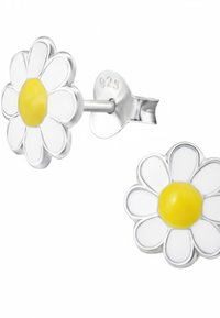 Sterling zilveren studoorbellen in de vorm van madeliefjes, met witte bladeren en een gele kern, een gepolijste afwerking en een veilige sluiting.