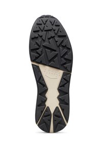 Suola di una sneaker, con un'esterno in gomma nera e un motivo di battistrada testurizzato a triangoli, e una pianta intermedia di colore bianco in contrasto.