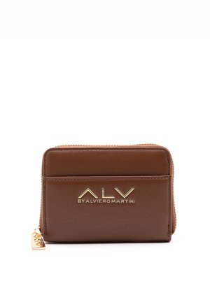 Portafoglio in pelle marrone con chiusura a zip, caratterizzato da un logo dorato sul davanti e una superficie liscia. Forma rettangolare compatta.