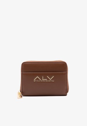 Portafoglio in pelle marrone con chiusura a zip, caratterizzato da un logo dorato sul davanti e una superficie liscia. Forma rettangolare compatta.