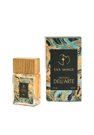 Szklana butelka perfum z kwadratową drewnianą zakrętką, wypełniona złotym płynem. Towarzyszy jej wzorzysty pudełko z niebieskimi, złotymi i czarnymi akcentami.