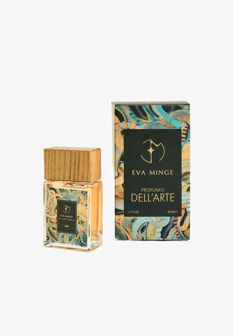 Szklana butelka perfum z kwadratową drewnianą zakrętką, wypełniona złotym płynem. Towarzyszy jej wzorzysty pudełko z niebieskimi, złotymi i czarnymi akcentami.