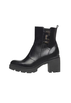 Bottines en cuir noir avec un talon épais, présentant un accent logo doré sur le côté et un dessus texturé pour une touche de détail supplémentaire.