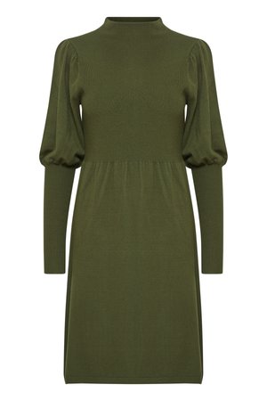Femme aux longs cheveux foncés portant une robe en maille vert olive avec des manches bouffantes, vue de dos sur un fond uni.