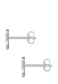 Sudraba studs auskari ar apaļu plakanu dizainu, kas iezīmē teksturētu malu un spiedpogas aizdari. Gluda, atstarojoša virsma.