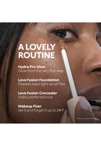 Personne appliquant de l'anticernes sous l'œil avec un applicateur, montrant les étapes de la routine maquillage : éclat, fond de teint, anticernes et fixateur de maquillage.