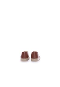 Espadrillas in pelle marrone con suola in juta intrecciata, con retro arrotondato e senza hardware o motivi di design visibili. Silhouette semplice e piatta.