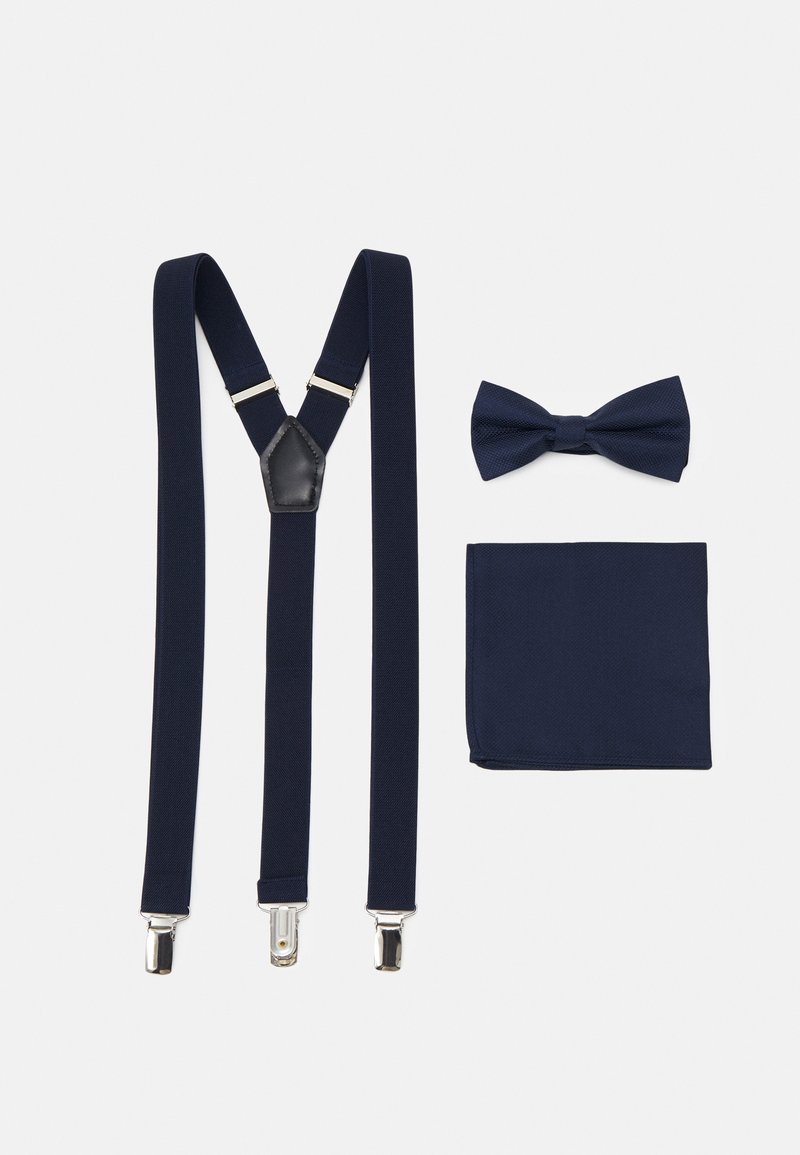 Ensemble de bretelles navy avec quincaillerie en argent, incluant un nœud papillon assorti et un mouchoir. Tissu texturé avec une finition de surface lisse.