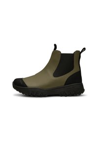 Bottes à chevilles vert olive avec des panneaux latéraux élastiques noirs et des semelles en caoutchouc texturé, présentant un embout renforcé et une languette pour un enfilage facile.