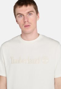 Timberland SHORT SLEEVE - Triko s potiskem - natural