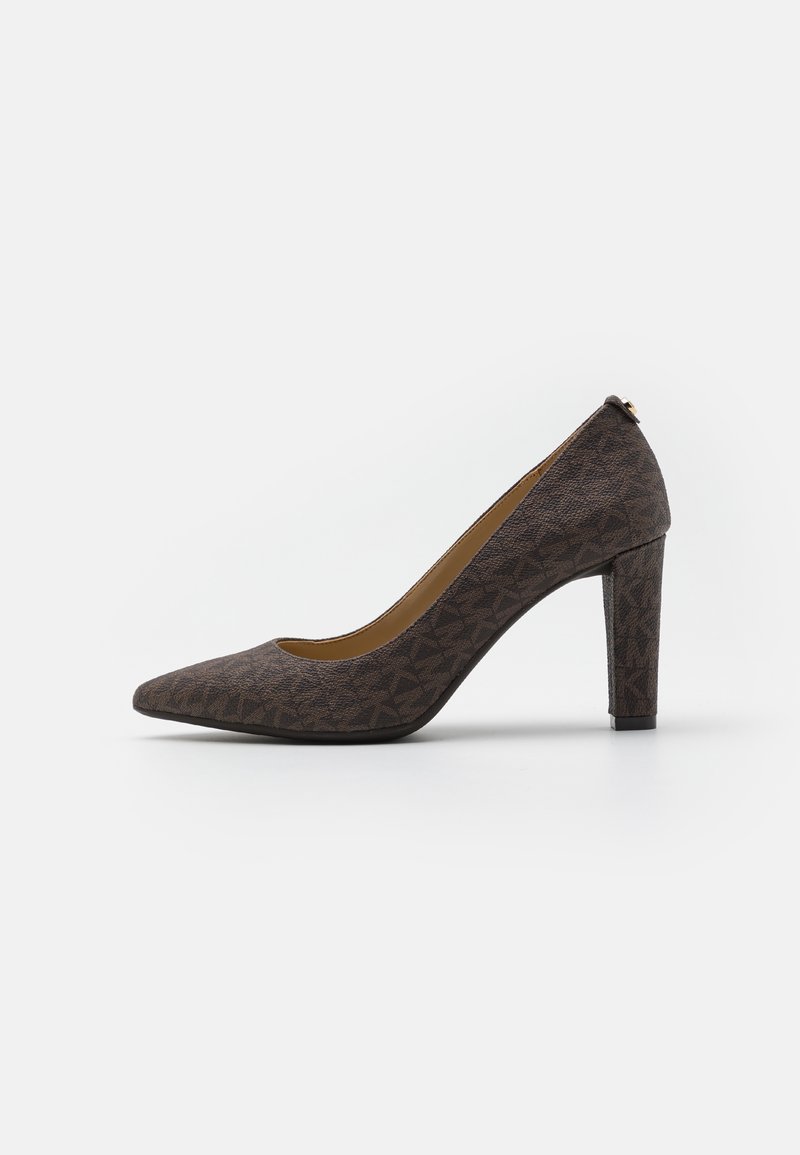 Escarpin marron texturé à talon haut avec bout pointu et talon bloc sur fond blanc uni.