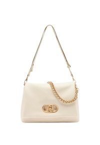 Bolso de mano de cuero blanco con una forma estructurada, que cuenta con una correa de cadena dorada y un cierre de logotipo dorado. La superficie texturizada añade detalle.