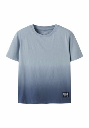 Koszulka z krótkim rękawem i okrągłym dekoltem, z niebieskim gradientem od jasnego do ciemnego oraz małą naszywką "Shikoku Beach" u dołu po prawej stronie.