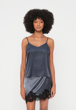 Donkergrijs satijnen hemdje met dunne bandjes, voorzien van een V-hals, gecombineerd met een bijpassende satijnen rok met zwarte kantafwerking.