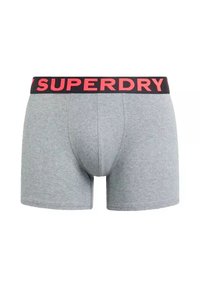 Boxer shorts de algodón gris con una cinturilla negra que lleva el texto rojo "SUPERDRY", diseñados para la comodidad con una forma ajustada y una textura suave.