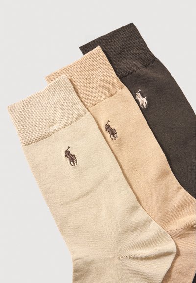 Beige, světle hnědé a tmavě hnědé bavlněné ponožky s žebrovaným vrškem; každé má malé vyšívané logo koně.
