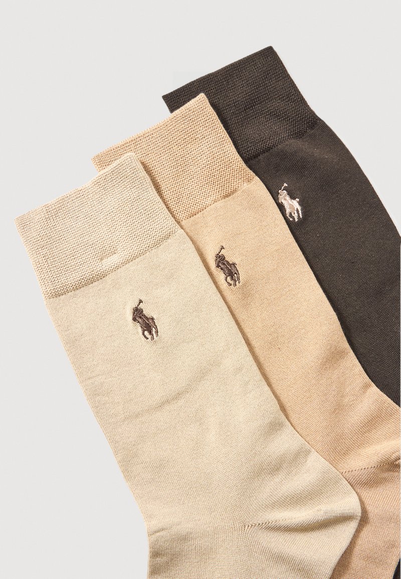 Chaussettes en coton beige, marron clair et marron foncé avec des bords côtelés ; chacune présente un petit logo de cheval brodé.