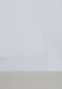 Tessuto bianco con una fine trama a coste, dotato di una fascia in maglia beige lungo il fondo. Il design complessivo è semplice e minimalista.