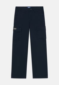 Pantaloni cargo blu con design a gamba dritta, dotati di più tasche, chiusura con zip e bottone, e un'etichetta con logo sul lato.
