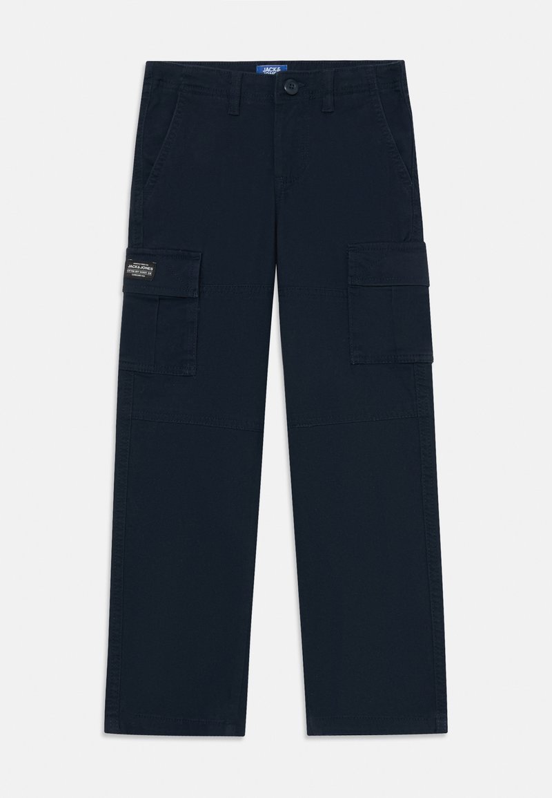 Pantaloni cargo blu con design a gamba dritta, dotati di più tasche, chiusura con zip e bottone, e un'etichetta con logo sul lato.
