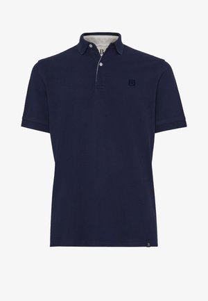 Polo navy con color clásico, cuello tradicional, mangas cortas y un sutil logo en el pecho. Hecho de una suave tela de algodón con un diseño limpio.