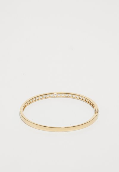 Arany fém karkötő kör alakú mintázattal és kivágott téglalap formájú mintázatokkal a szélein. Sima felület, könnyű súly és fényes kivitel.