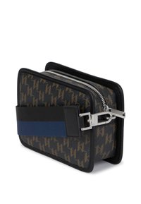 Fekete és barna mintás kozmetikai táska ezüst cipzárral, téglalap alakú, és kontrasztos kék szövet díszítő pánttal.