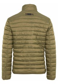 Olivenfarvet dunjakke med vandret quiltet design, høj krave og et lille mærke på ryggen. Glat, blank overflade.