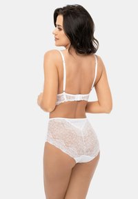 Vitt spetsunderkläder set med intrikata blommönster, justerbara remmar och ett hak-och-ögla stängning bak. Hög midja design.