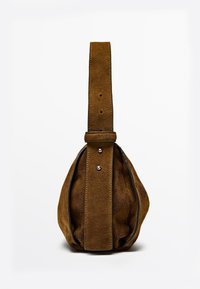 Borsa in suede marrone con un fondo arrotondato e una parte superiore piatta. Presenta una tracolla larga e piccoli dettagli in metallo argentato per la chiusura.