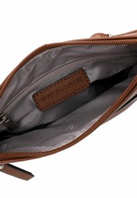 Portafoglio in pelle marrone con cuciture tonali e chiusura con zip. L'interno presenta una fodera grigia a motivo e un'etichetta del marchio marrone.