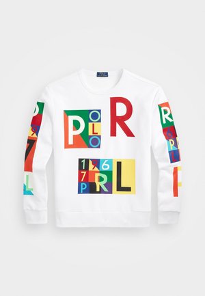 Biały sweatshirt z kolorowymi grafikami w odcieniach czerwieni, zieleni, niebieskiego i żółtego, z wyrazistymi literami oraz geometrycznymi kształtami na rękawach i przodzie.