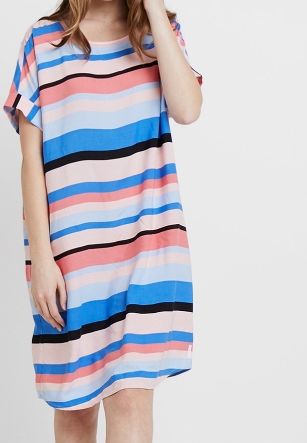 Gestreepte jurk van zachte stof, met horizontale lijnen in roze, blauw en zwart. Loose fit met korte mouwen en een ronde hals.