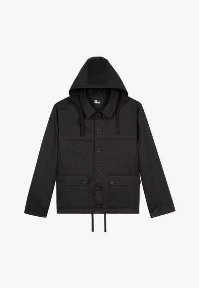 Schwarze Jacke aus Stoff, mit Kapuze, Knopfleiste und zwei Fronttaschen. Verstellbarer Kordelzug am Saum. Schlichtes Design.