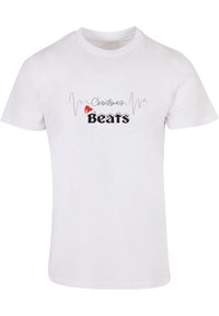 Hvid kortærmet T-shirt med teksten "Christmas Beats" i sort, med en rød julestrupe accent og hjerterytme grafik over teksten.