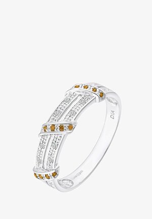 Sølvring med bånd, der har skiftevis rækker af hvide og gule ædelsten i et diagonalt mønster, glat overflade og poleret finish.
