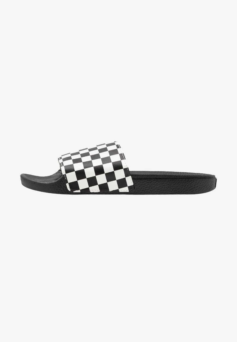 Sandales slides noires avec une large lanière à motif damier, semelle intérieure texturée et semelle plate. Matériau durable et design minimaliste.