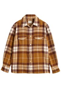 Chemise à manches longues à carreaux marron et beige avec col, fermeture à boutons sur le devant, et deux poches poitrine à rabat avec boutons.