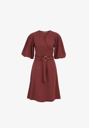 Rūdžių spalvos suknelė aptempiama su pūstomis alkūnės ilgio rankovėmis ir audinio diržu su auksine sagtimi liemens srityje.