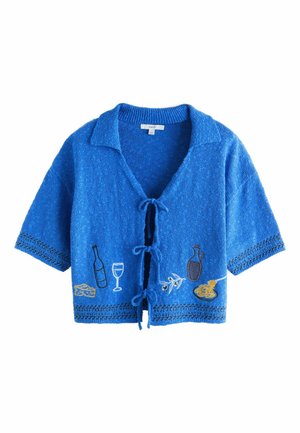 Blauer, kurzärmeliger Strickcardigan mit Kragen, vorderen Bindebändern und bestickten Motiven von Lebensmitteln und Getränken, darunter Käse, Wein, Oliven und Pasta.