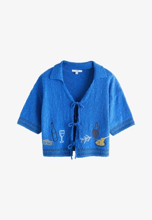 Blauer, kurzärmeliger Strickcardigan mit Kragen, vorderen Bindebändern und bestickten Motiven von Lebensmitteln und Getränken, darunter Käse, Wein, Oliven und Pasta.