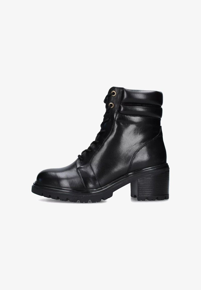 Stivale alla caviglia in pelle nera con punta arrotondata, lacci anteriori, collare imbottito e tacco spesso e testurizzato. La suola presenta una scolpitura robusta.