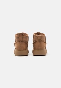 Skechers KEEPSAKES MINI BOOT - Bottines à plateau - chestnut