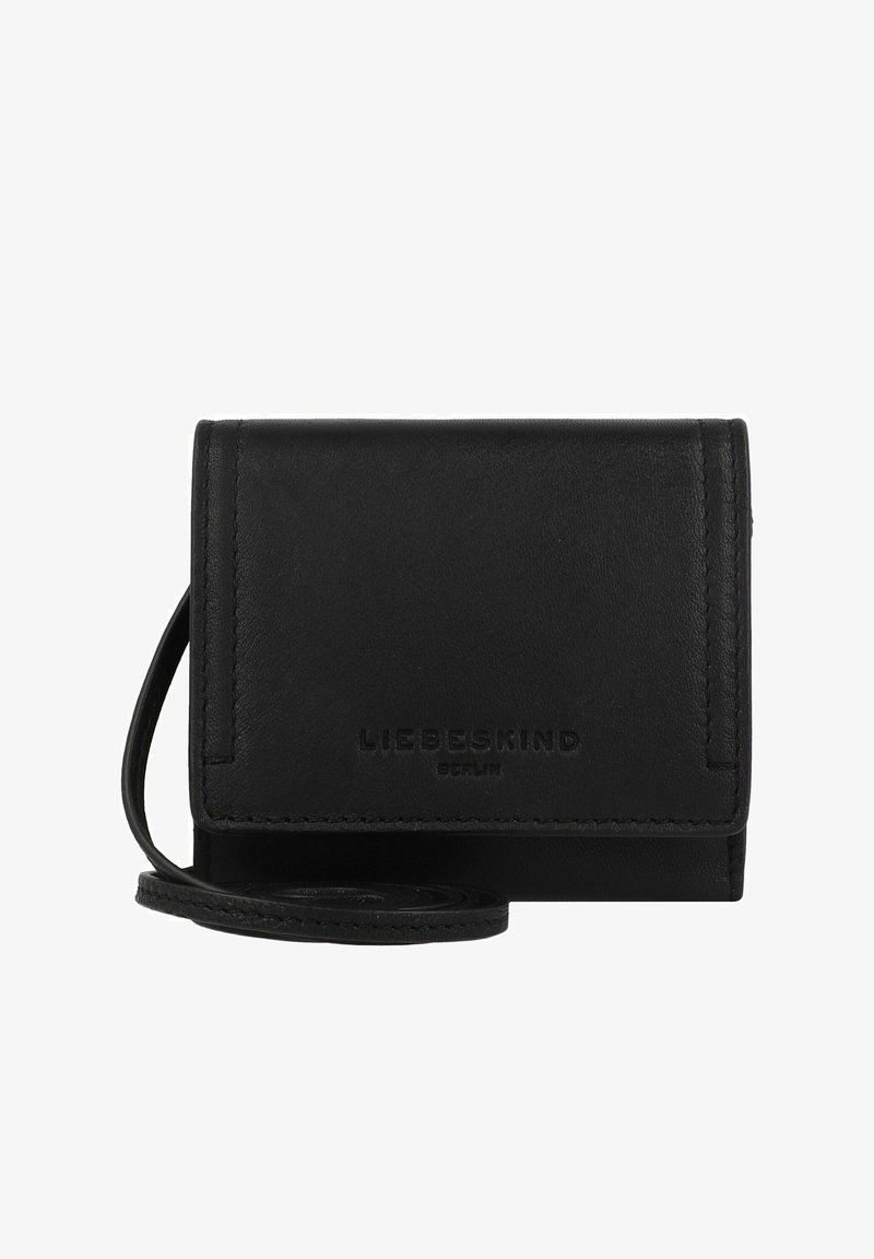 Czarny skórzany portfel z klapą, z wytłoczonym logo, przeszyty brzegami oraz z odczepianym paskiem dla wygody noszenia.