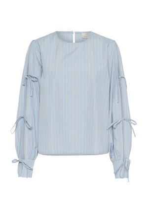 Lichtblauwe damesblouse met dunne verticale strepen, ronde halslijn, lange pofmouwen met aan elke arm drie gestrikte strikken.