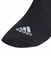 Czarna sportowa skarpetka o gładkiej fakturze, z białym logo Adidas po boku i zakrzywionym designem palców.